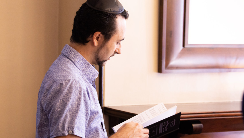 Jewish man reading Scripture